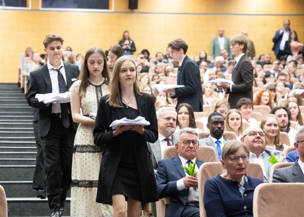 Biały Fartuch 2026 na UWM: studenci niosą swoje fartuchy