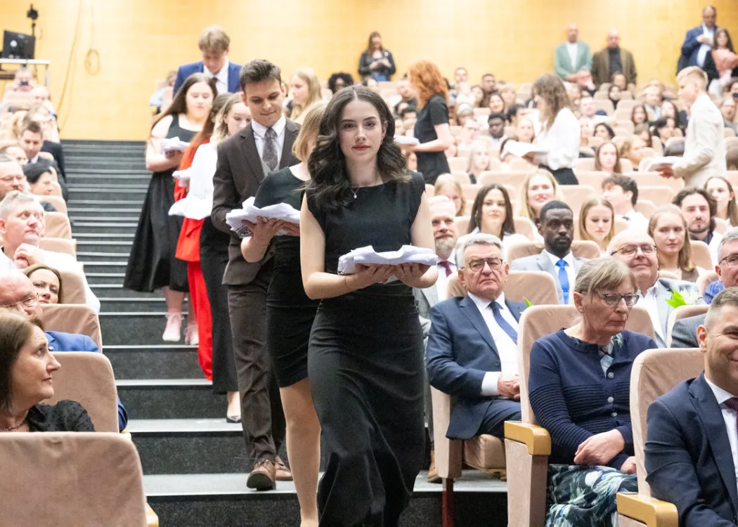 Biały Fartuch 2026 na UWM: studenci niosą swoje fartuchy