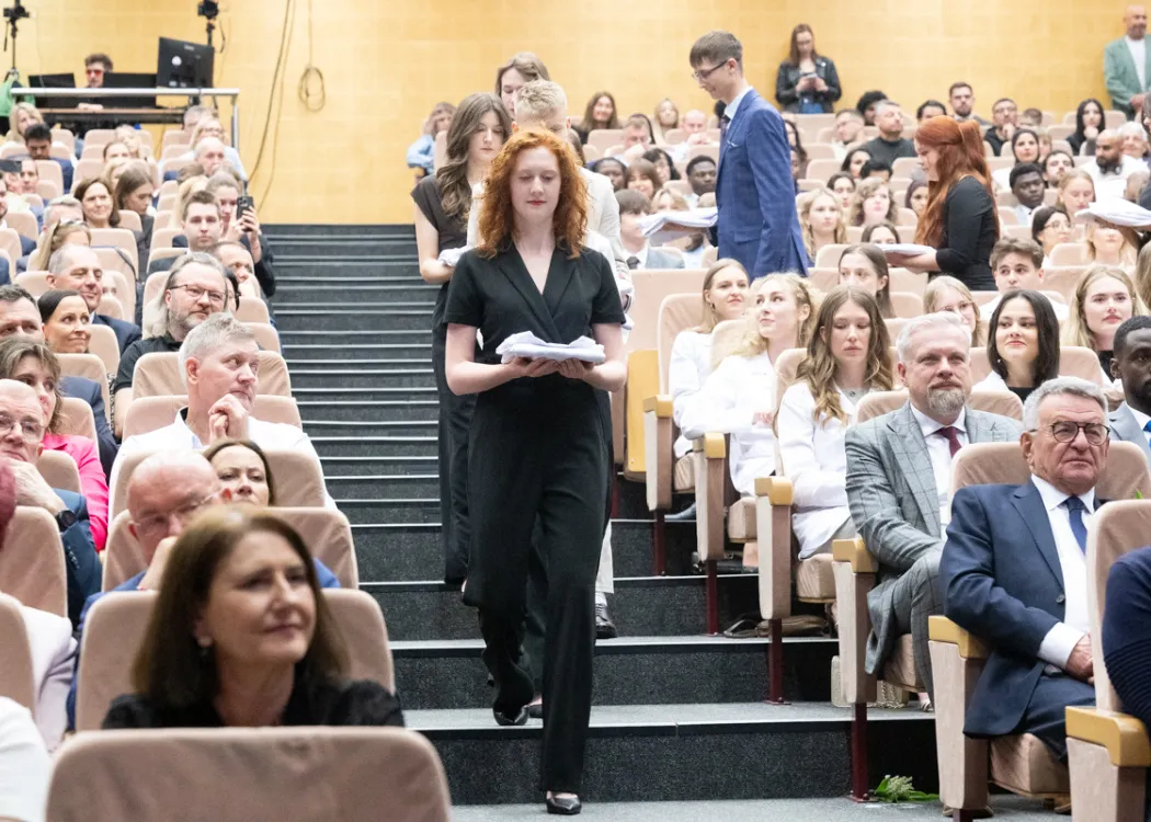 Biały Fartuch 2026 na UWM: studenci niosą swoje fartuchy