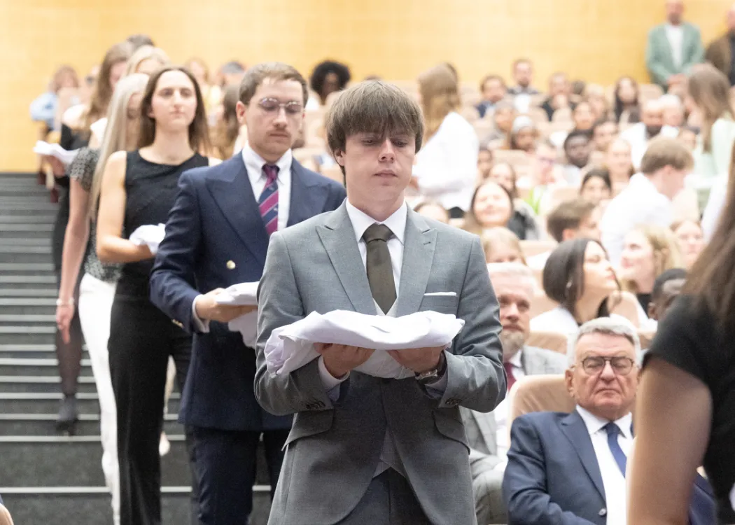 Biały Fartuch 2026 na UWM: studenci niosą swoje fartuchy
