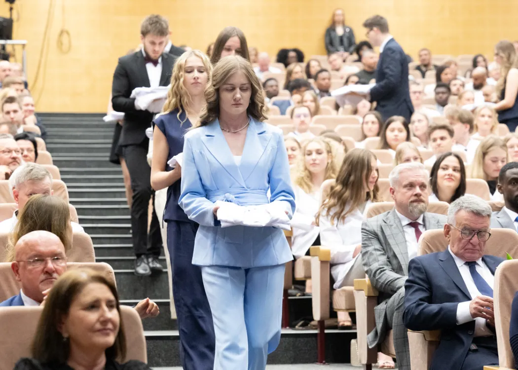 Biały Fartuch 2026 na UWM: studenci niosą swoje fartuchy