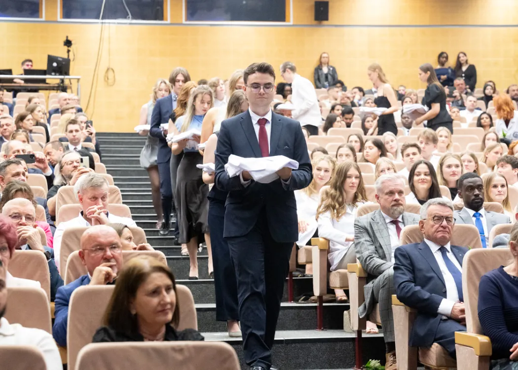 Biały Fartuch 2026 na UWM: studenci niosą swoje fartuchy