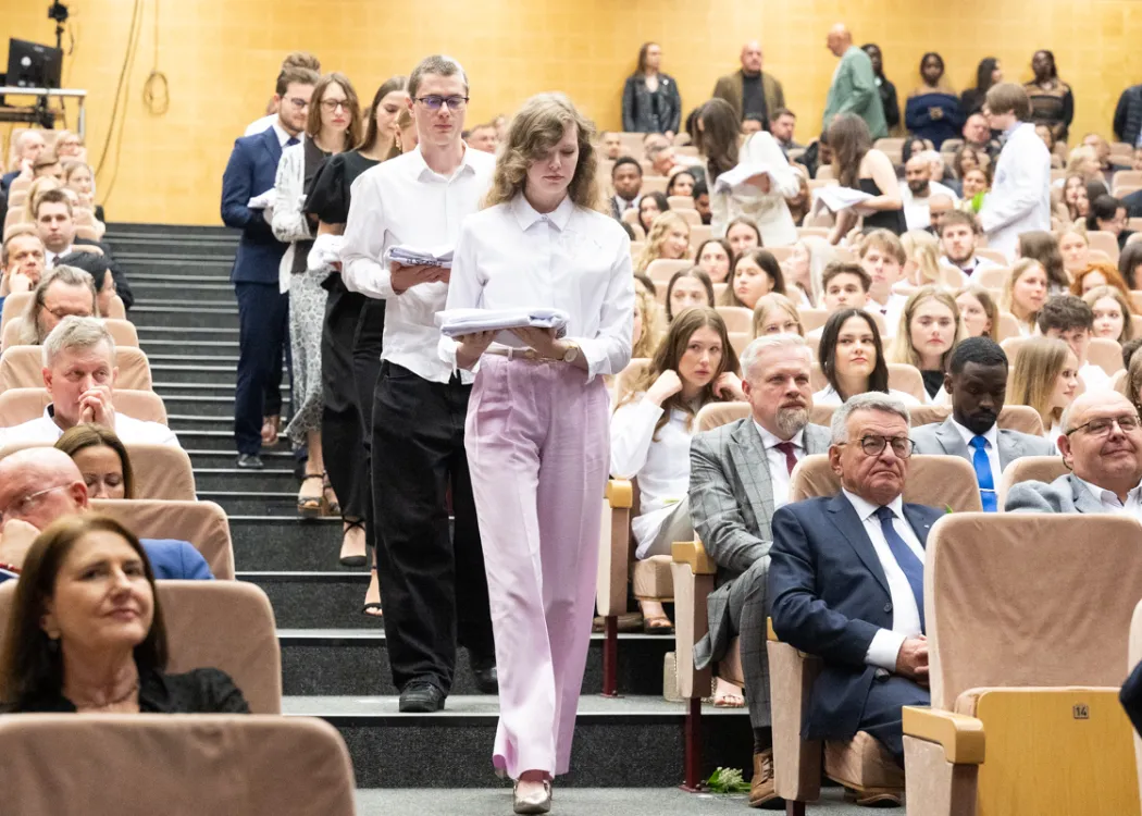 Biały Fartuch 2026 na UWM: studenci niosą swoje fartuchy