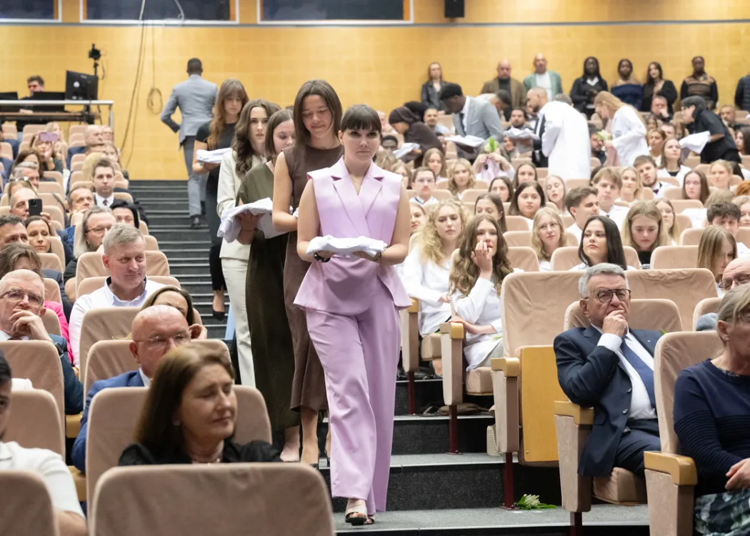 Biały Fartuch 2026 na UWM: studenci niosą swoje fartuchy