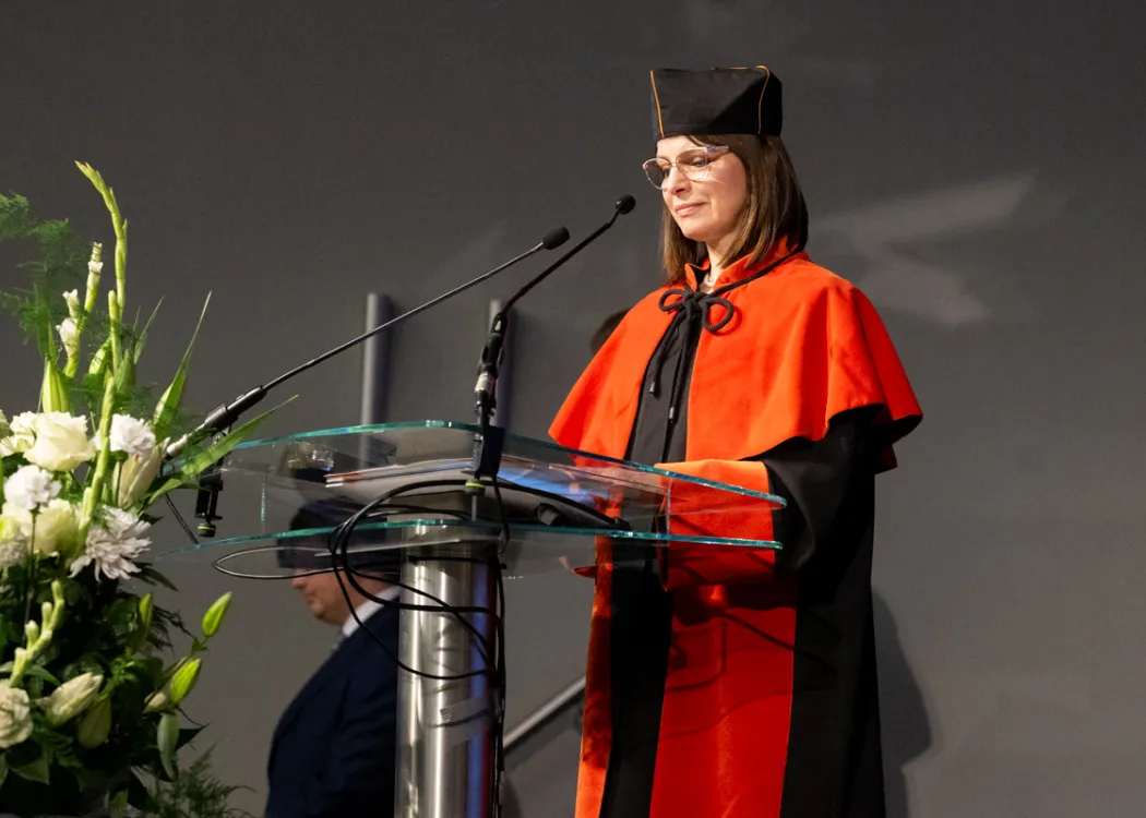 Prof. Agnieszka Skowrońska podczas uroczystości Białego Fartucha 2026