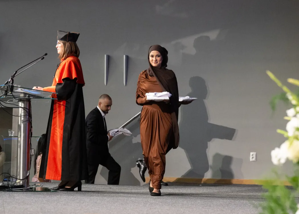 Biały Fartuch 2026 na UWM: studentka niesie fartuch