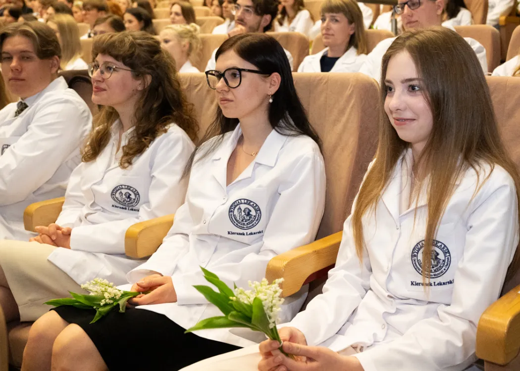 Biały Fartuch 2026 na UWM: studenci siedzą 