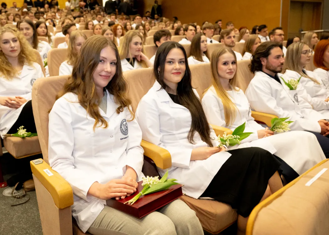 Studenci Wydziału Lekarskiego w białych lekarskich fartuchach