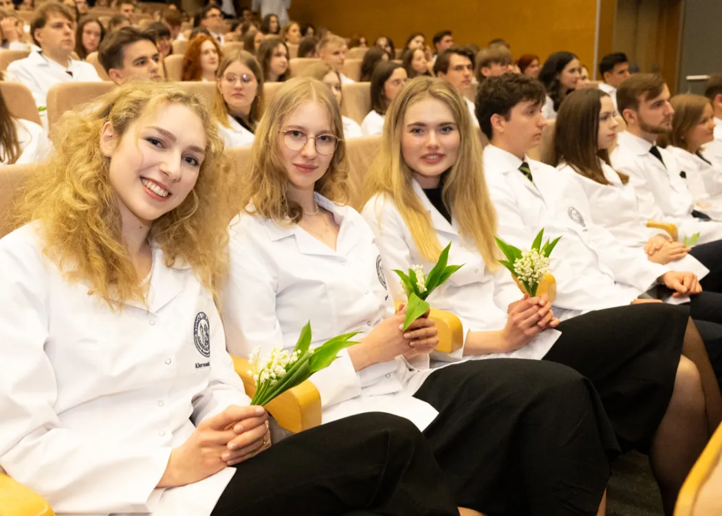 Biały Fartuch 2026 na UWM: studenci siedzą 