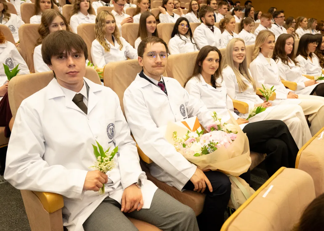 Biały Fartuch 2026 na UWM: studenci siedzą 
