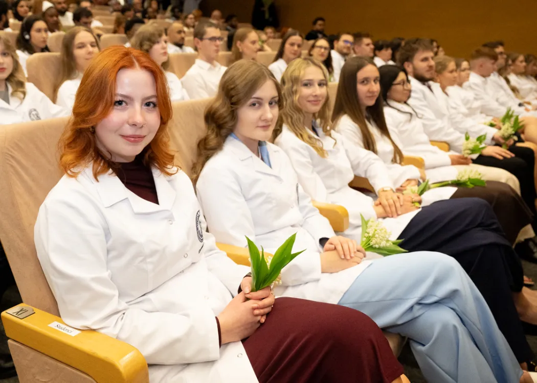 Biały Fartuch 2026 na UWM: studenci siedzą 
