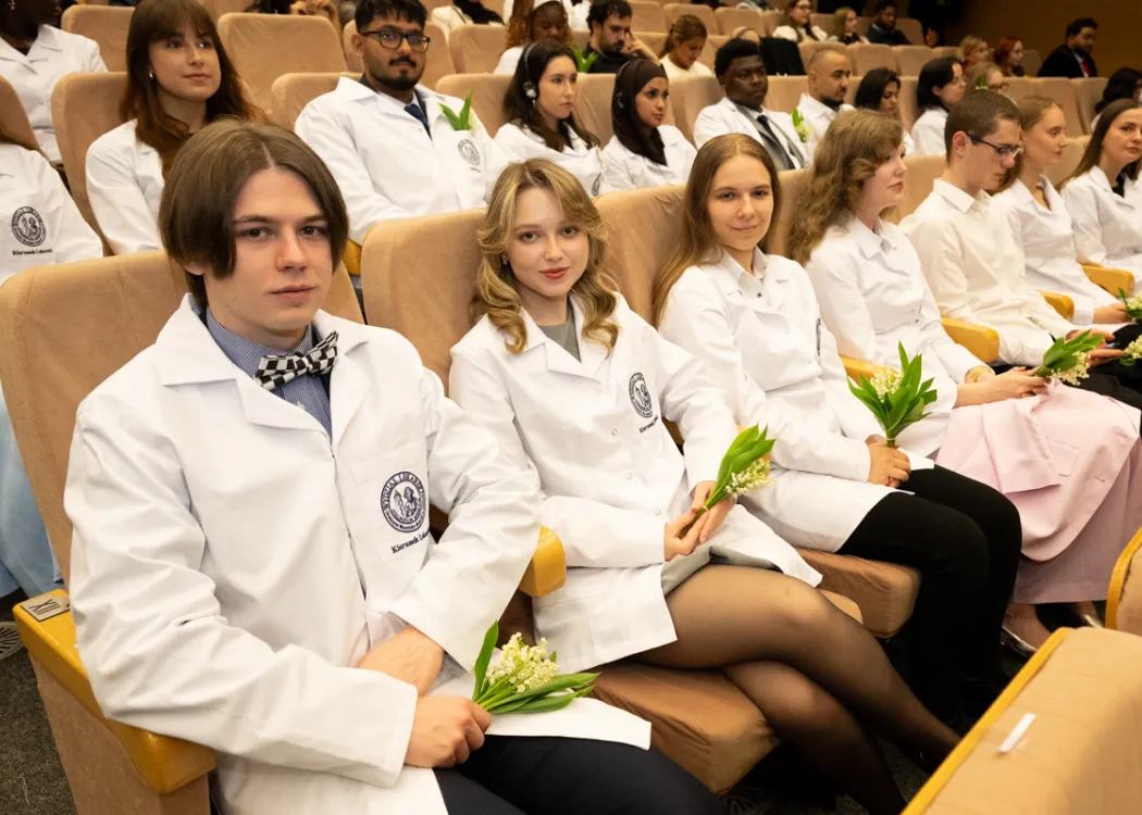 Biały Fartuch 2026 na UWM: studenci siedzą 