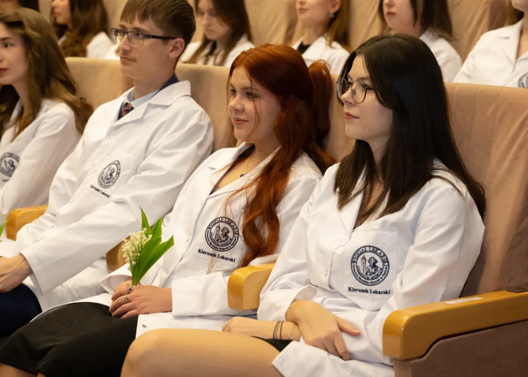 Biały Fartuch 2026 na UWM: studenci siedzą 