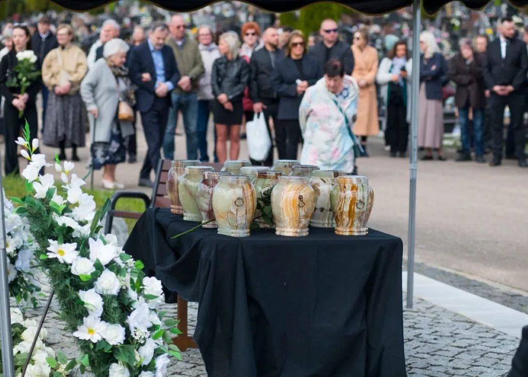 Memoriał Innocentego Józefa Marii Bocheńskiego, urny czekające na pochowanie na cmentarzu