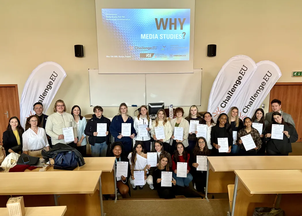 Uczestnicy programu BIP w Instytucie Dziennikarstwa i Komunikacji Spoełecznej UWM pozują do wspólnego zdjęcia