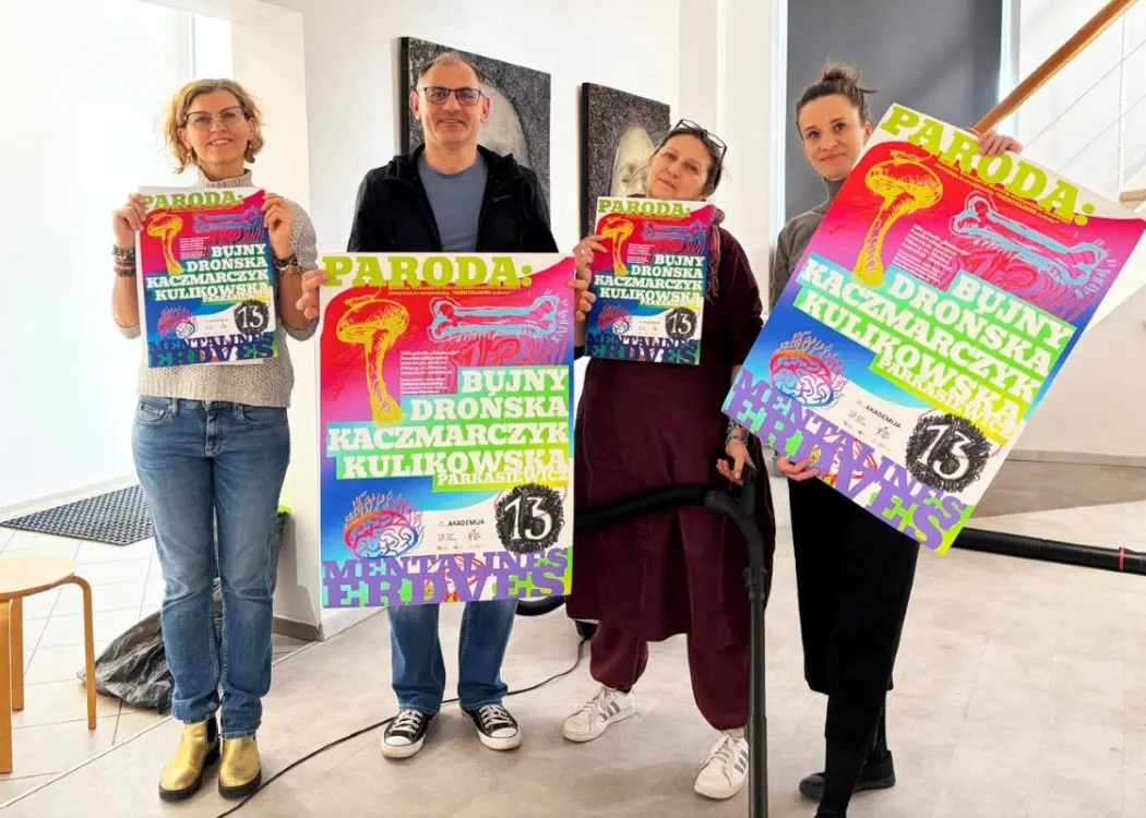 dr hab. Violetta Kulikowska-Parkasiewicz, prof. UWM, dr hab. Jarosław Bujny, prof. UWM, dr Anna Drońska oraz mgr Joanna Kaczmarczyk, doktorantka Szkoły Doktorskiej UWM trzymają plakaty informujące o wernisażu wystawy „Przestrzenie mentalne” 