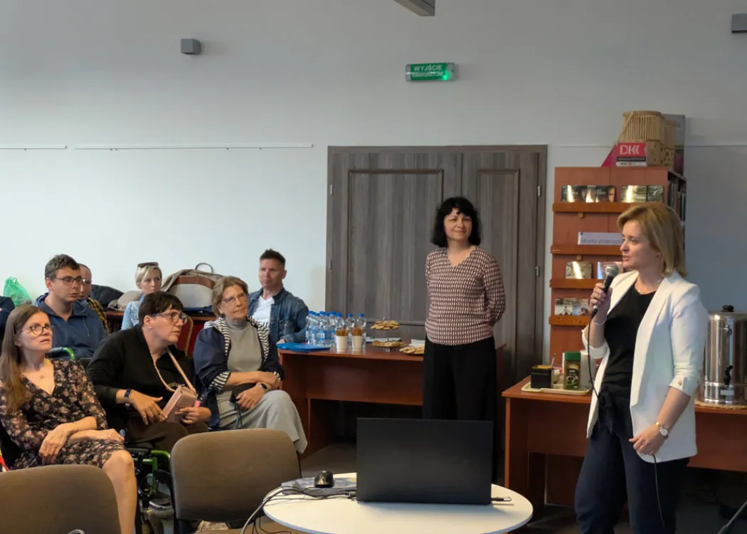 Katarzyna Ćwirynkało i Agnieszka Żyta z uczestnikami spotkania z okazji Dnia Godności Osób z Niepełnosprawnością Intelektualną