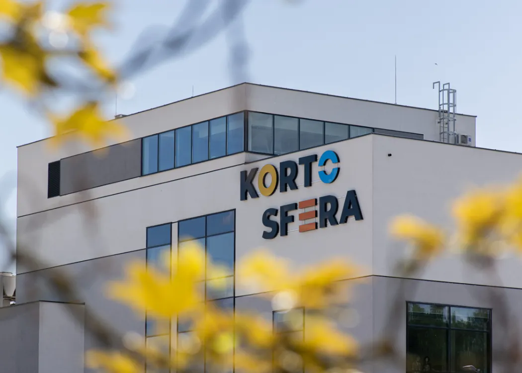Logo Kortosfery na budynku