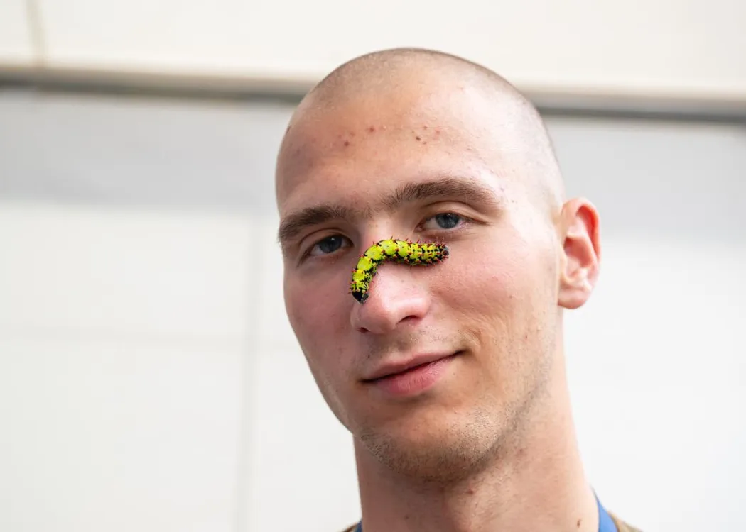 Uczestnicy Olsztyn LOVE Nauka: uczestnik z robakiem