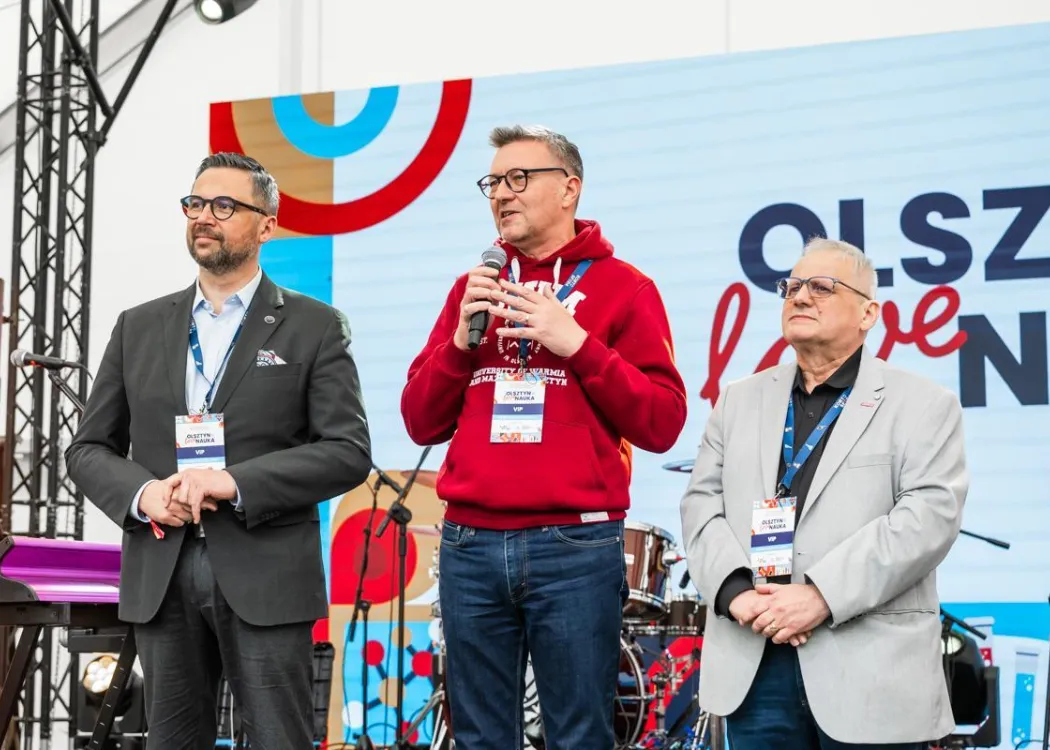 Uczestnicy Olsztyn LOVE Nauka: rektor przemawia