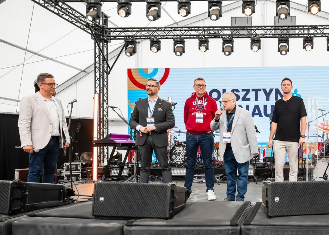 Uczestnicy Olsztyn LOVE Nauka: wicewojewoda przemawia
