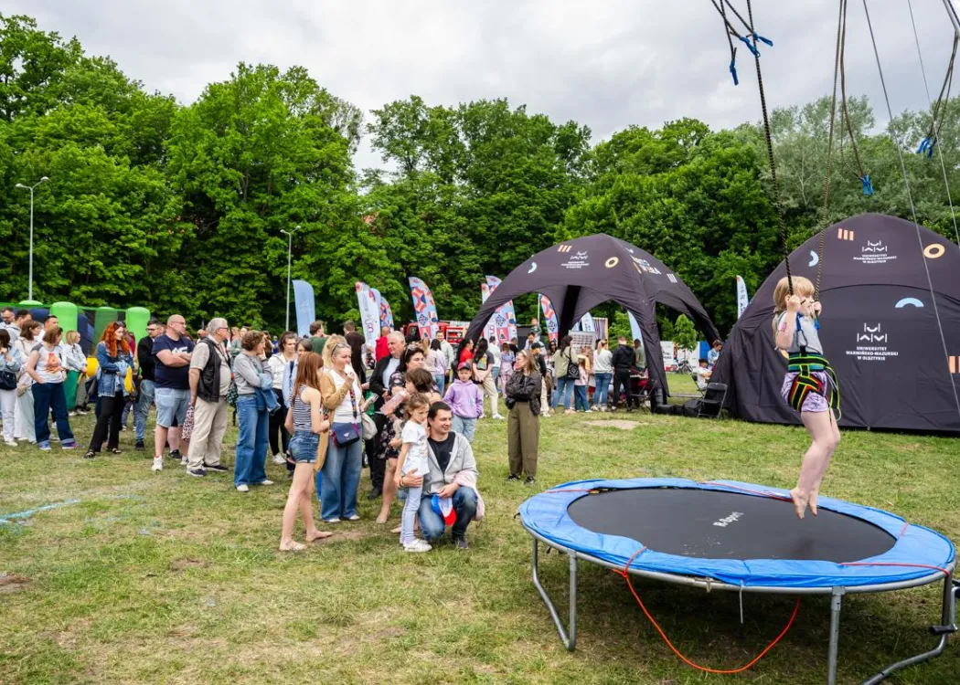 Uczestnicy Olsztyn LOVE Nauka: kolejka do trampoliny