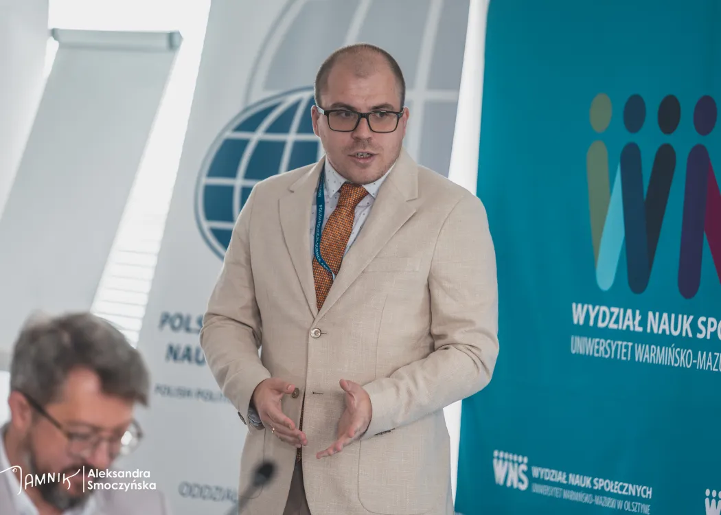 I Kongres Młodej Politologii PTNP: jeden z prelegentów podczas swojego wystąpienia