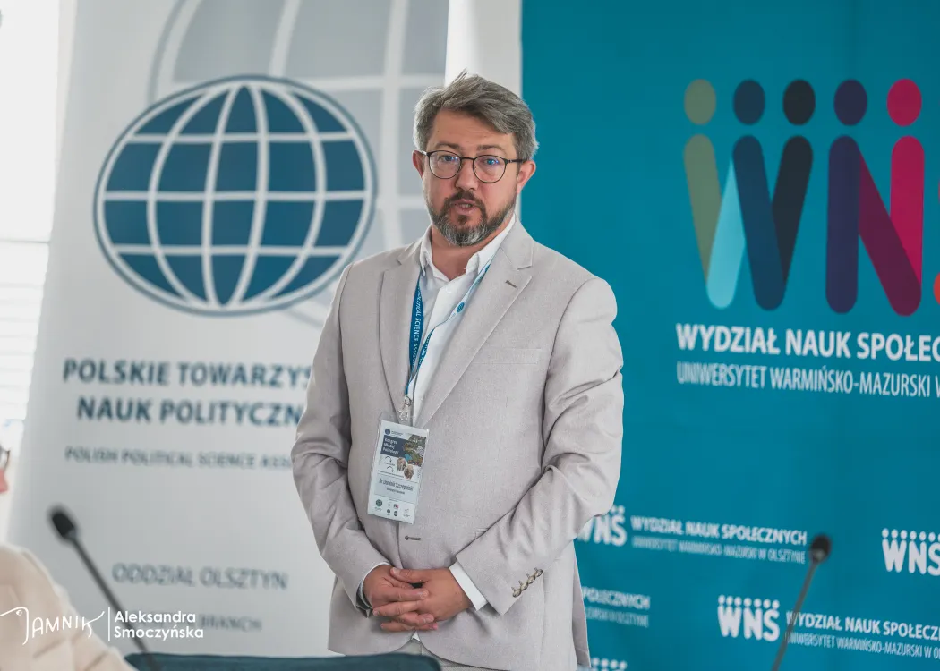 I Kongres Młodej Politologii PTNP: jeden z prelegentów podczas wystąpienia