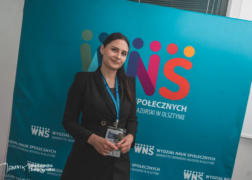 I Kongres Młodej Politologii PTNP: jedna z uczestniczek pozuje do zdjęcia