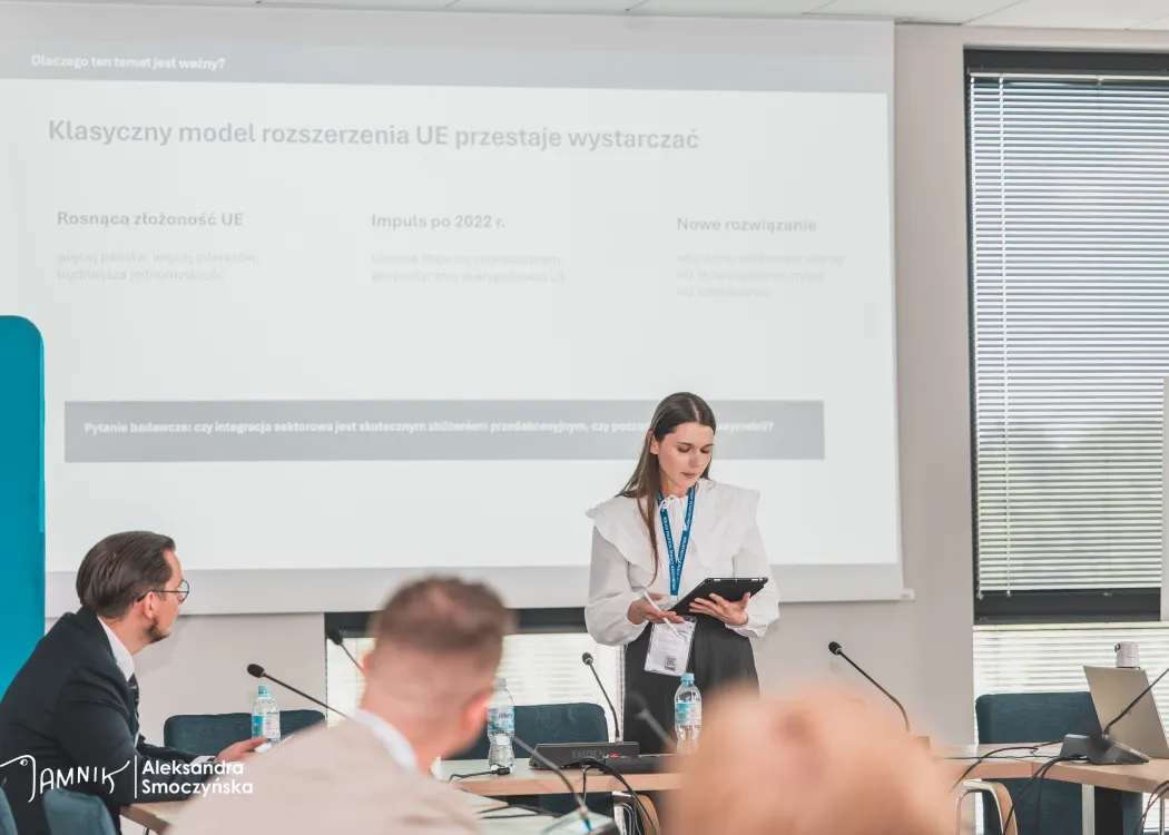 I Kongres Młodej Politologii PTNP: prelegentka podczas swojego wystąpienia 