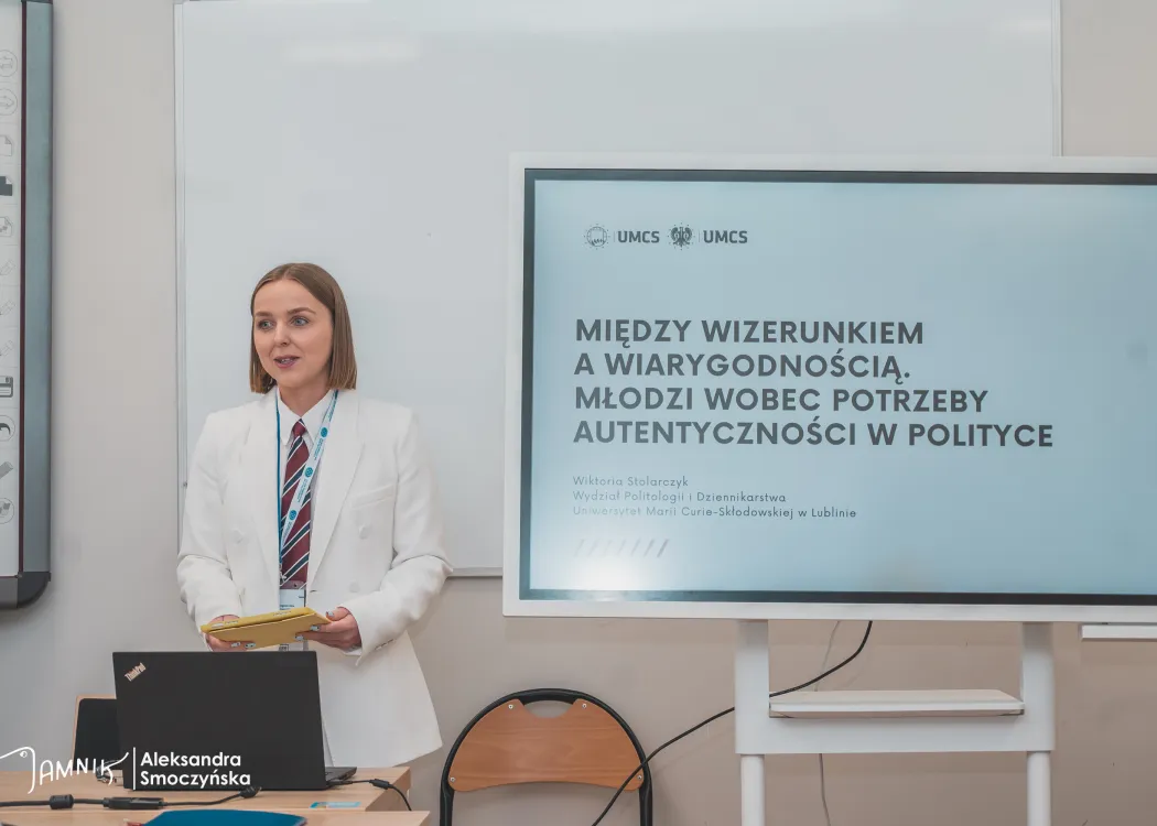 Jedna z uczestnik I Kongresu Młodej Politologii podczas swojego wystąpienia 