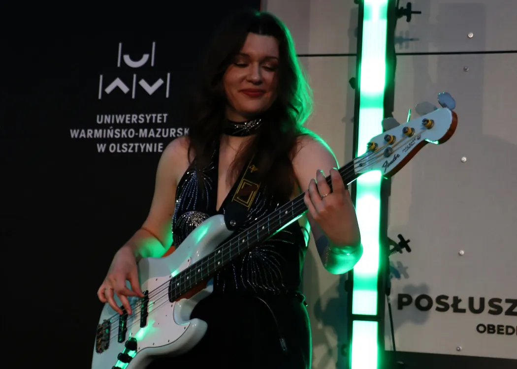 Słońce rządzi wszystkim 2026: kobieta gra na gitarze podczas koncertu towarzyszącemu wydarzeniu 