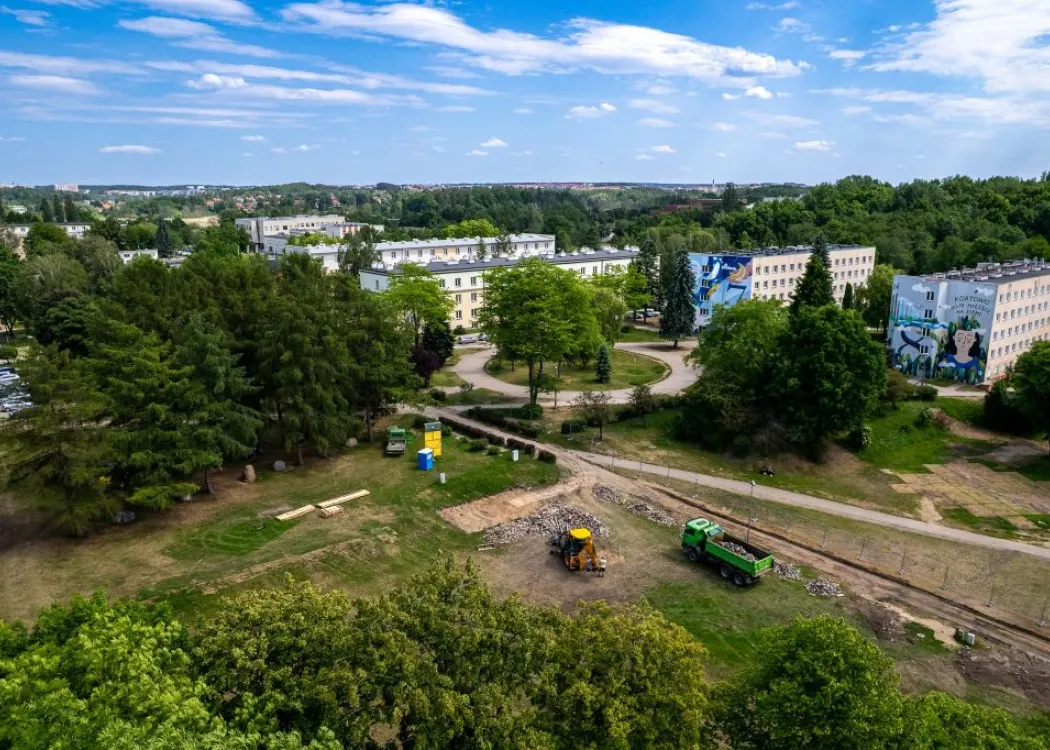 Widok na modernizowaną plażę kortowską