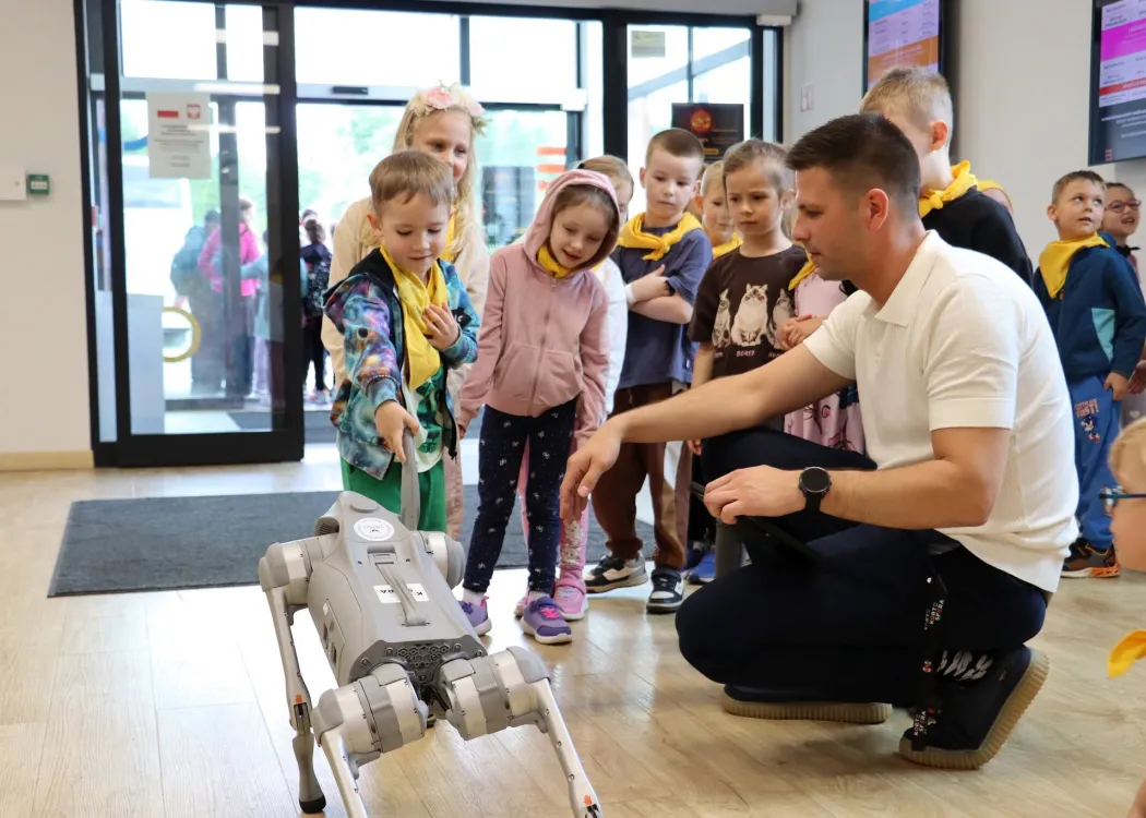 Słońce rządzi wszystkim 2026: dyrektor Kortosfery prezentuje robota uczestnikom wydarzenia 