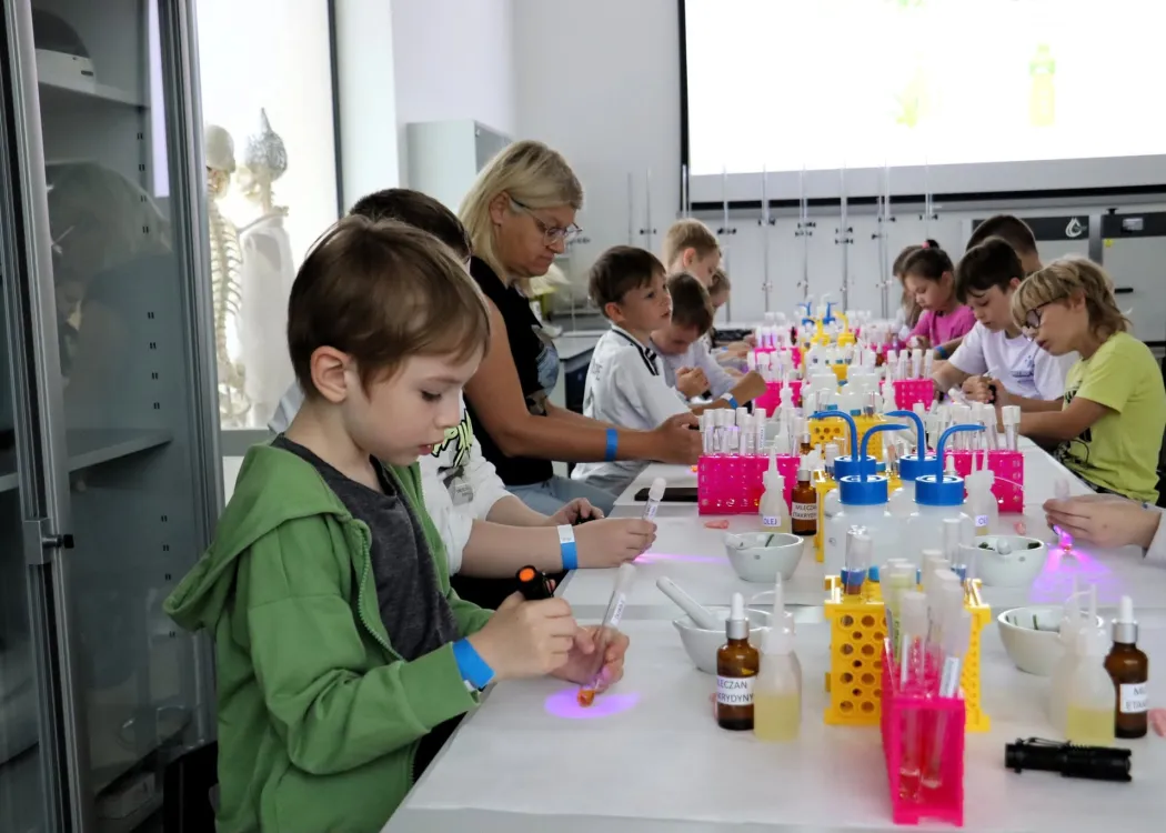 Słońce rządzi wszystkim 2026: uczestnicy podczas zajęć w laboratorium 