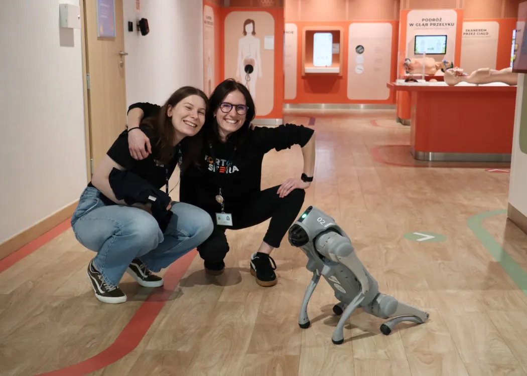 Słońce rządzi wszystkim 2026: pracownice Kortosfery pozują z robotem 