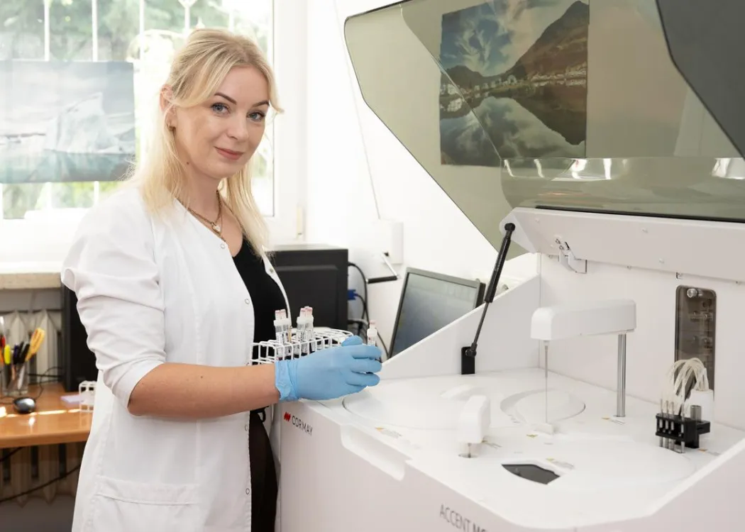 Prof. Blanka Wolszczak-Biedrzycka stoi przy sprzęcie laboratoryjnym