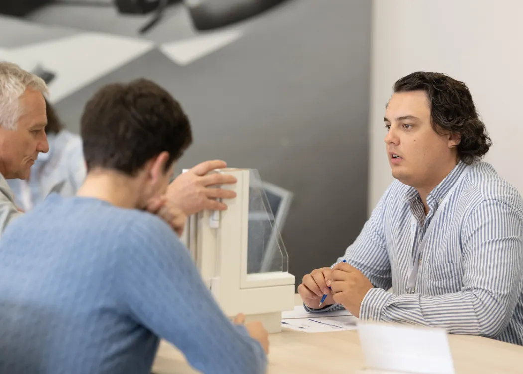 przedsiębiorcy podczas rozmów B2B, siedzą przy stole i przedstawiają ofertę swoich firm