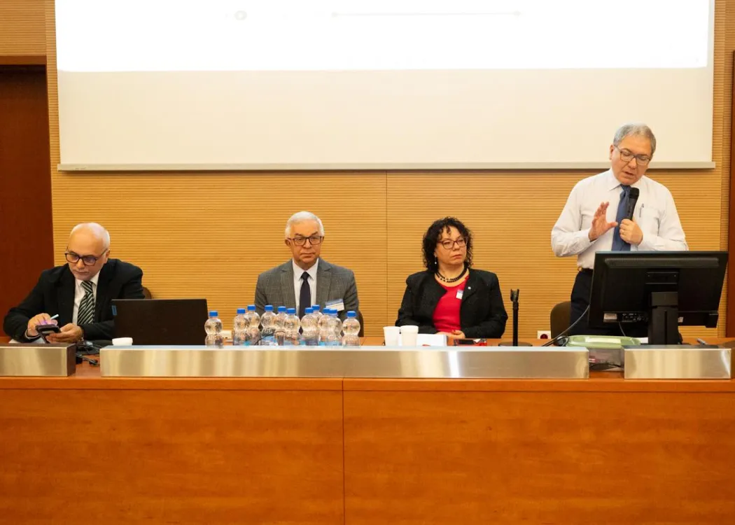 Trzech prelegentów i prowadzący panel 