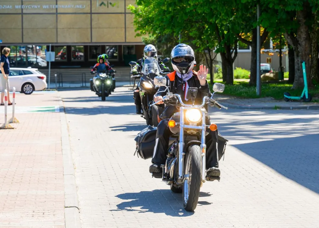 Motocykliści z grupy Vets with Horsepower w trakcie przyjazdu na Wydział Medycyny Weterynaryjnej 