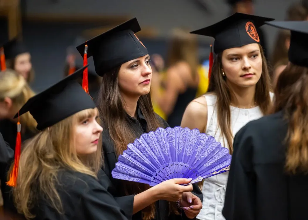 Absolutorium kierunku lekarskiego 2026: absolwentki w oczekiwaniu na rozpoczęcie uroczystości 