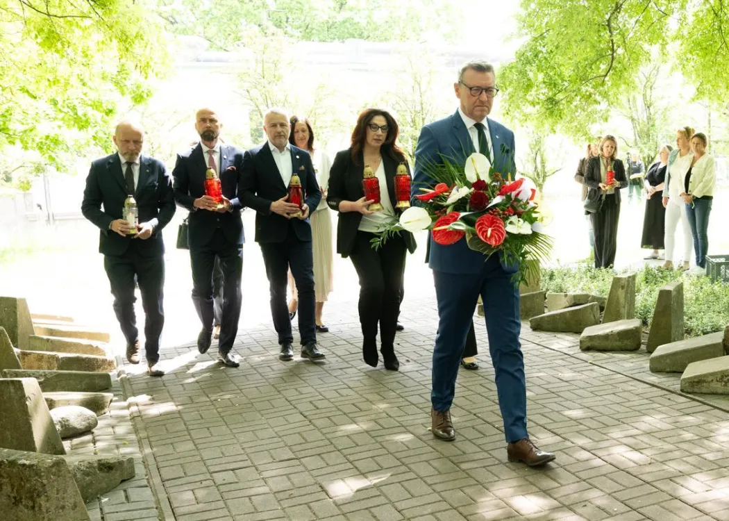 Święto Uniwersytetu 2026: rektor UWM składa kwiaty 