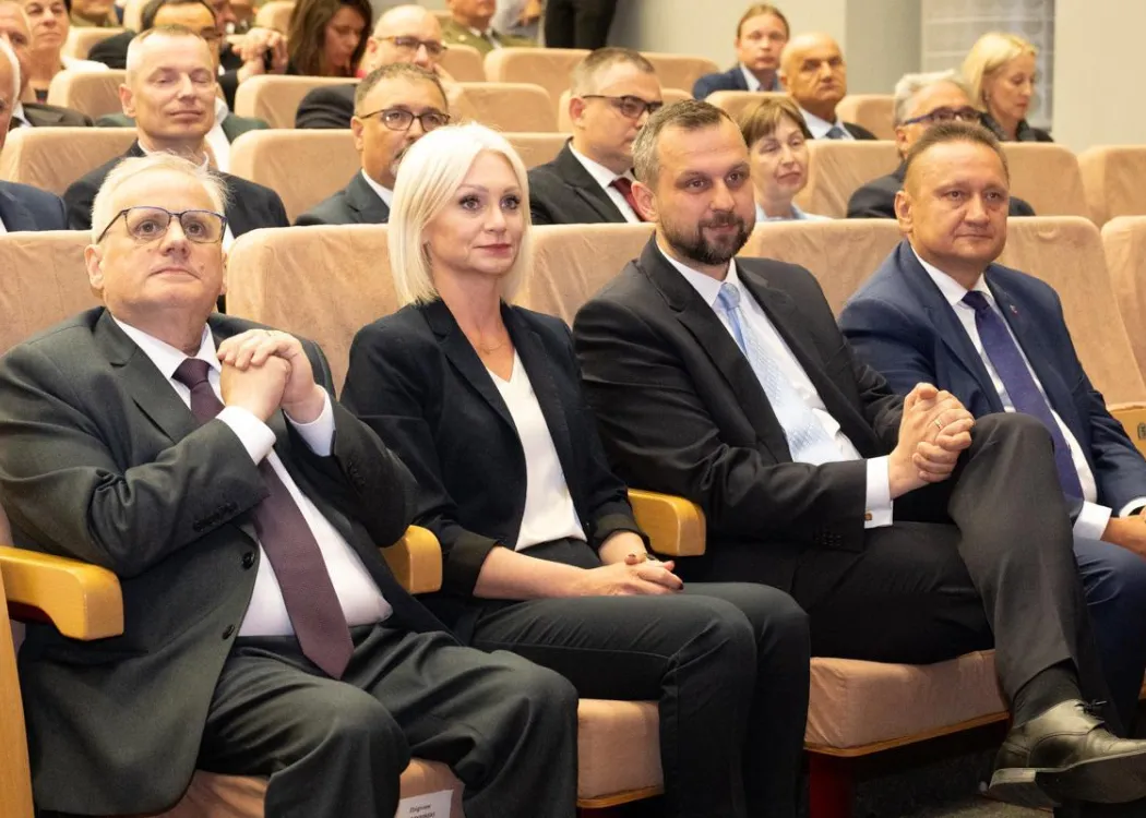 Święto Uniwersytetu 2026: goście zaproszeni na uroczystość siedzą na widowni 