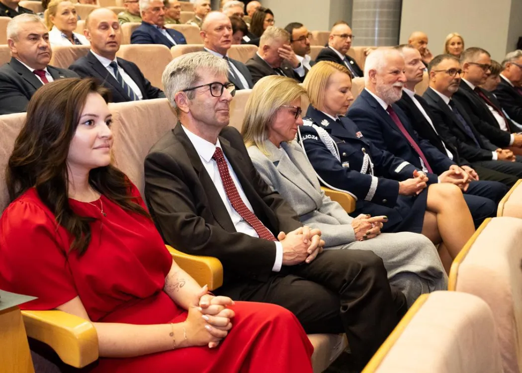 Święto Uniwersytetu 2026: goście zaproszeni na uroczystość siedzą na widowni 