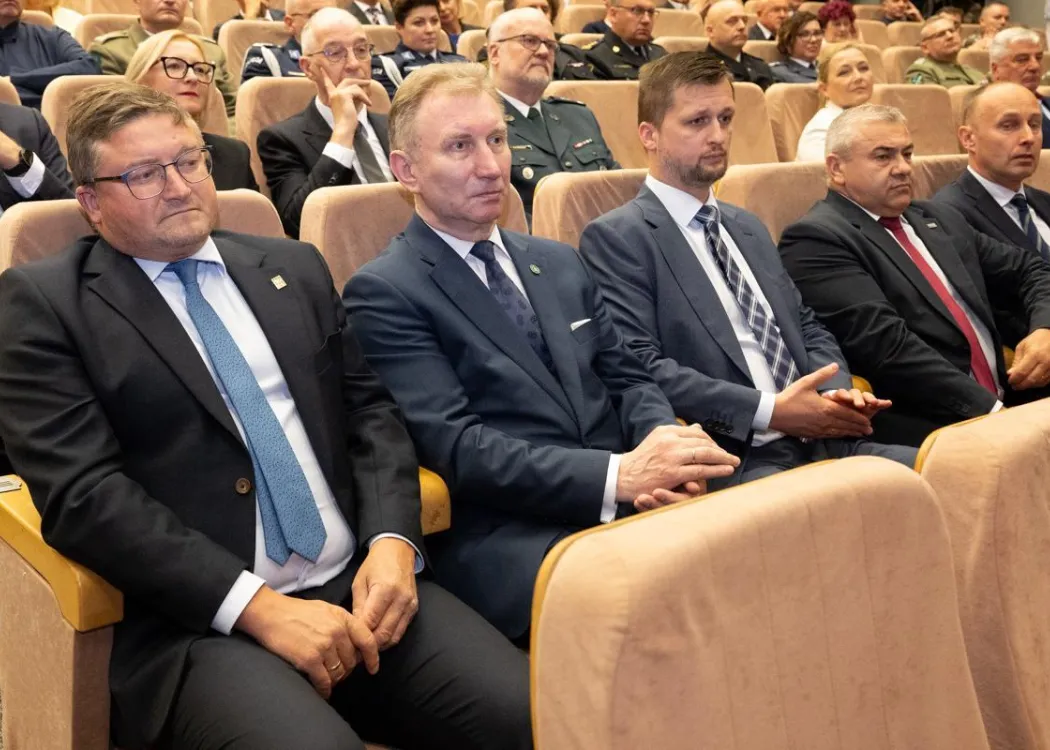Święto Uniwersytetu 2026: goście zaproszeni na uroczystość siedzą na widowni 
