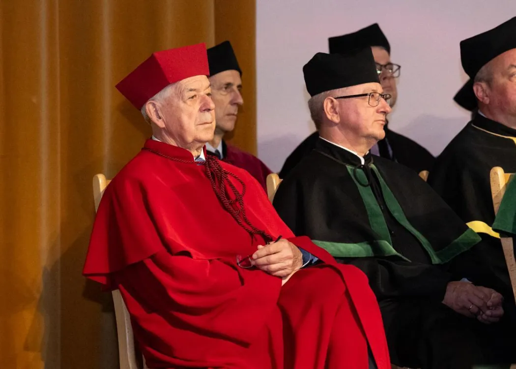 Święto Uniwersytetu 2026: były rektor Uniwersytetu prof. Ryszard Górecki siedzi podczas uroczystości