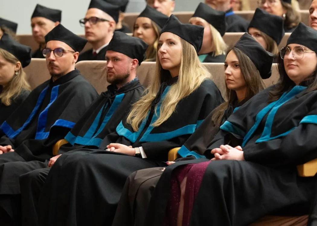 Święto Uniwersytetu 2026: wypromowani doktorzy i doktorzy habilitowani siedzą na widowni