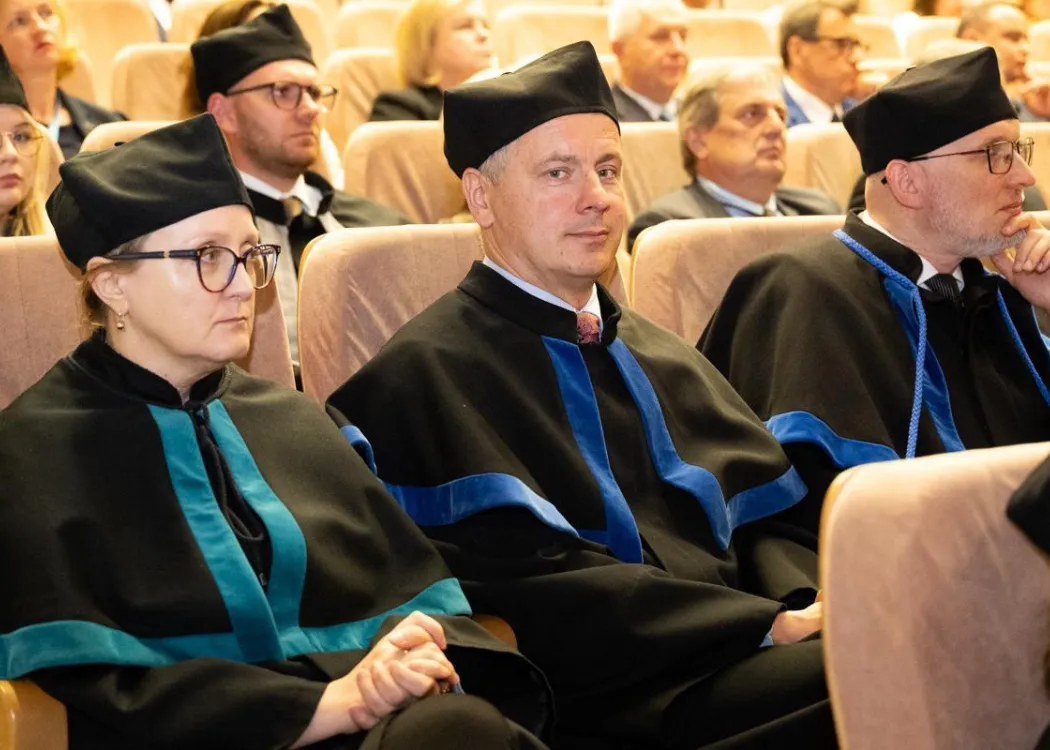 Święto Uniwersytetu 2026: zaproszeni na uroczystość goście siedzą na widowni