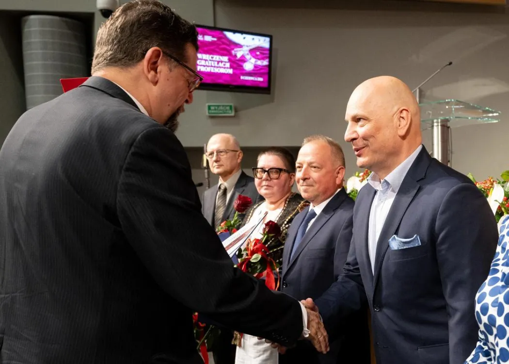 Święto Uniwersytetu 2026: wyróżnione osoby odbierają nagrody