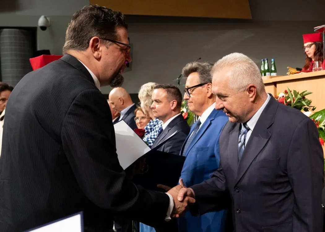 Święto Uniwersytetu 2026: pracownik UWM odbiera nominację profesorską